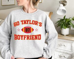 Vintage Go Taylors Boyfriend Sweatshirt Retro Travis Kelce T-Shirt 87 Shirt Kansas City Football Fan Gifts